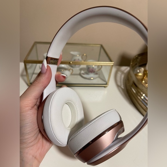 MOVING SALE BEATS ROSE GOLD HEADPHONES - Picture 8 of 9
